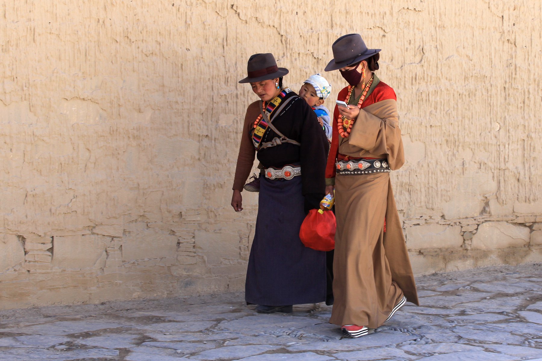 Familj på väg hem efter festival, Xiahe