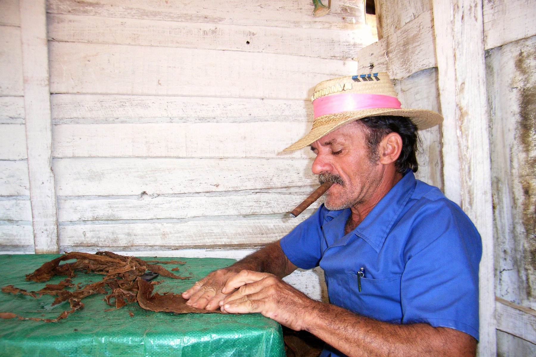 Äkta kubanska cigarrer rullar man för hand