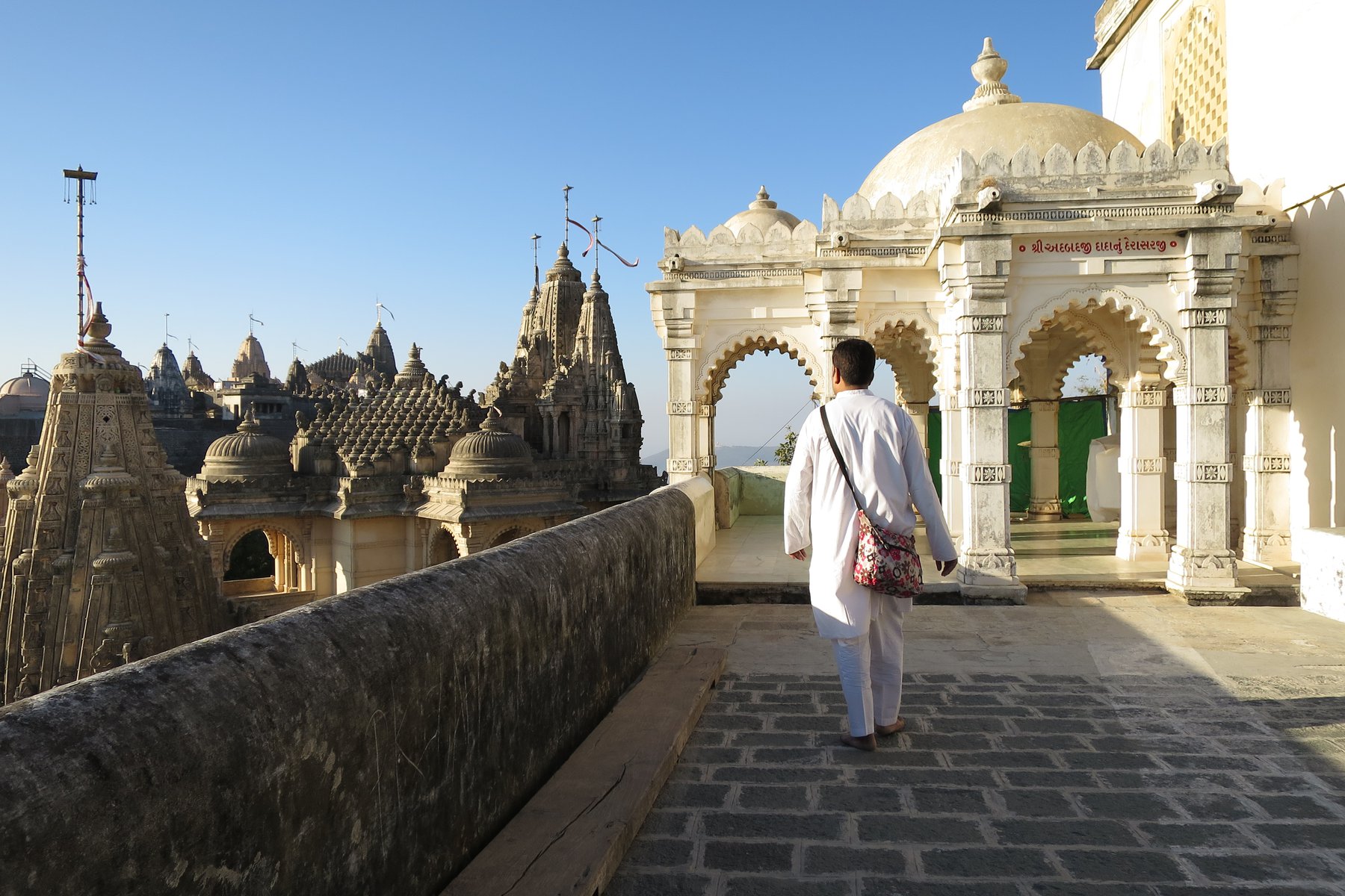 Utsikt från ett av många tempel i Palitana