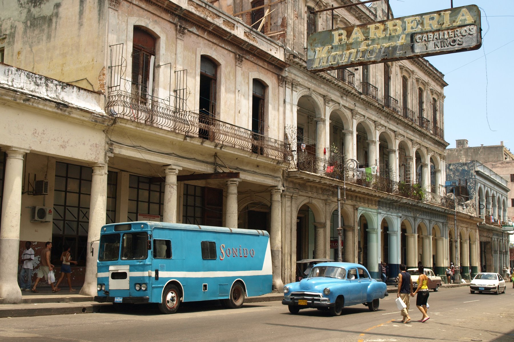 Slitna fasader i centrala Havanna