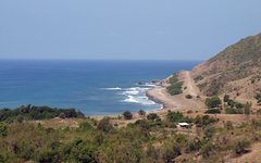 Vägen längs Kubas sydkust går mellan berg och hav