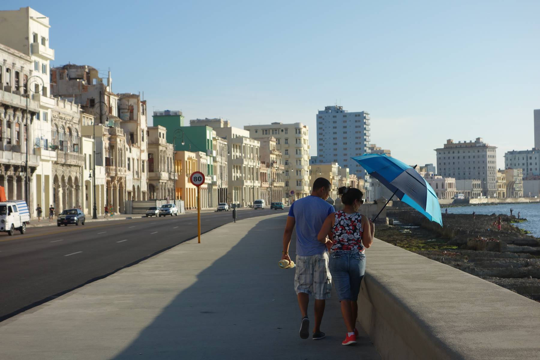 Kvällspromenad längs strandpromenaden El Malecon