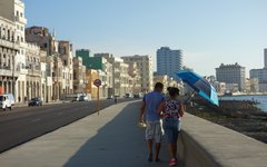 Kvällspromenad längs strandpromenaden El Malecon