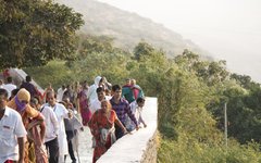 På väg uppför tempelberget i Palitana