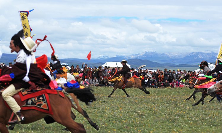 Full fart under hästfestivalen i Litang