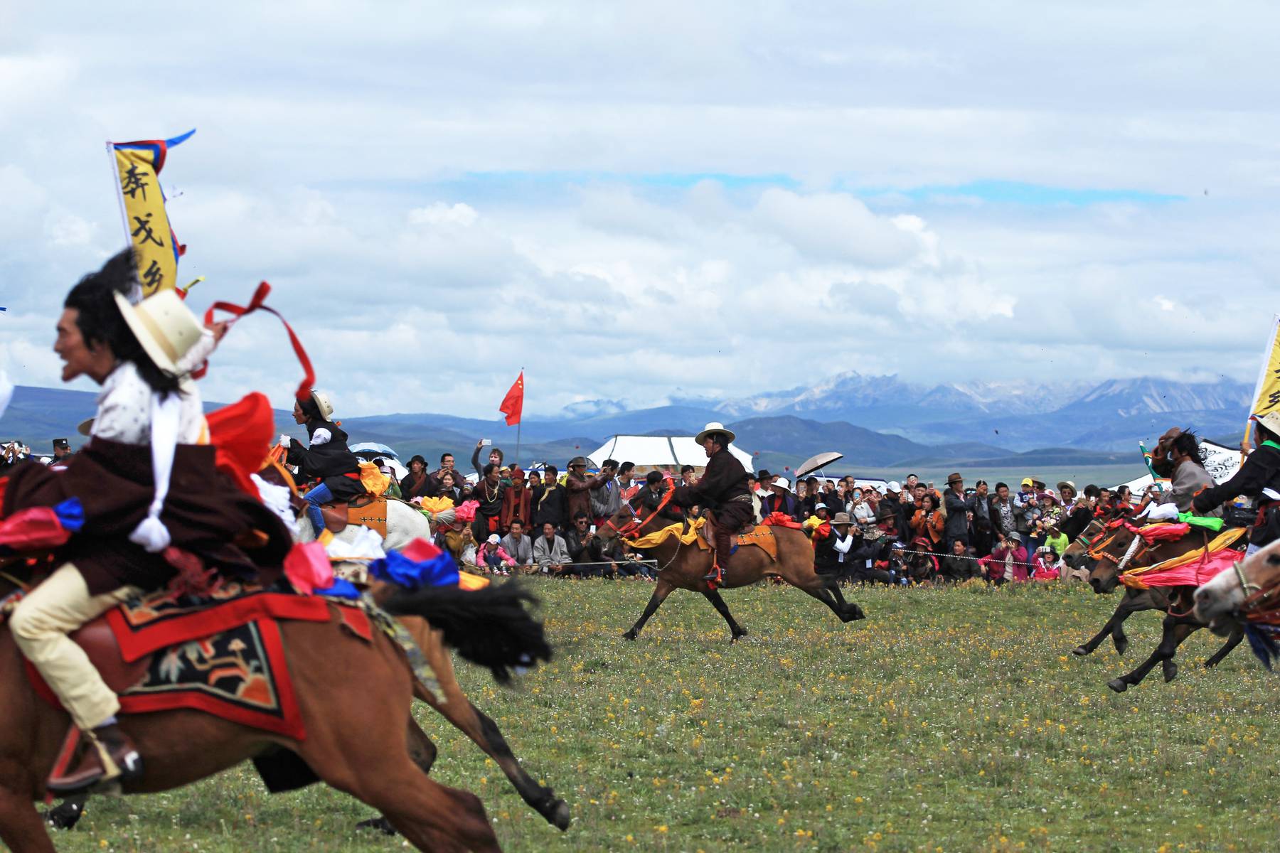 Full fart under hästfestivalen i Litang