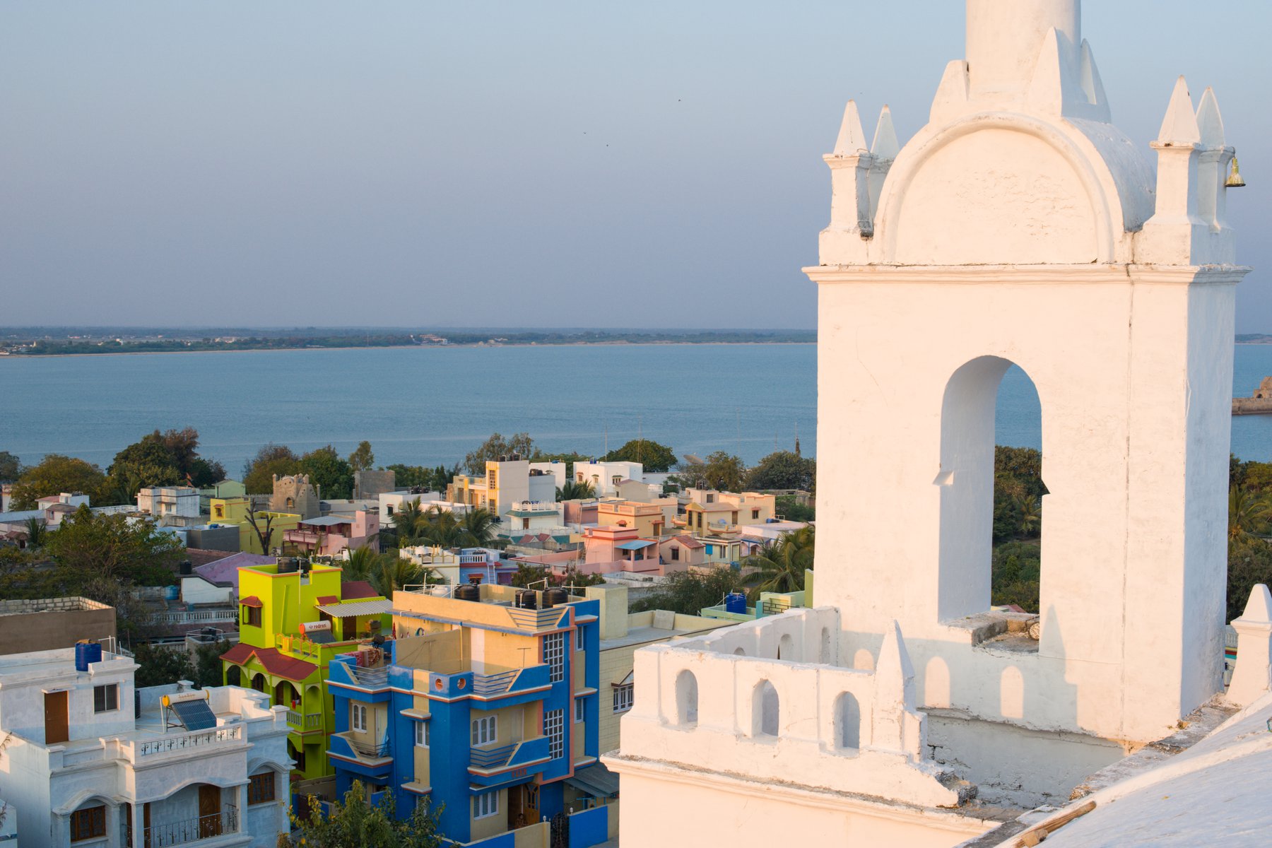 Utsikt från en gammal kolonialkyrka i Diu