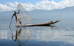 Inle Lakes fiskare har en unik roddteknik. De ror med ena benet