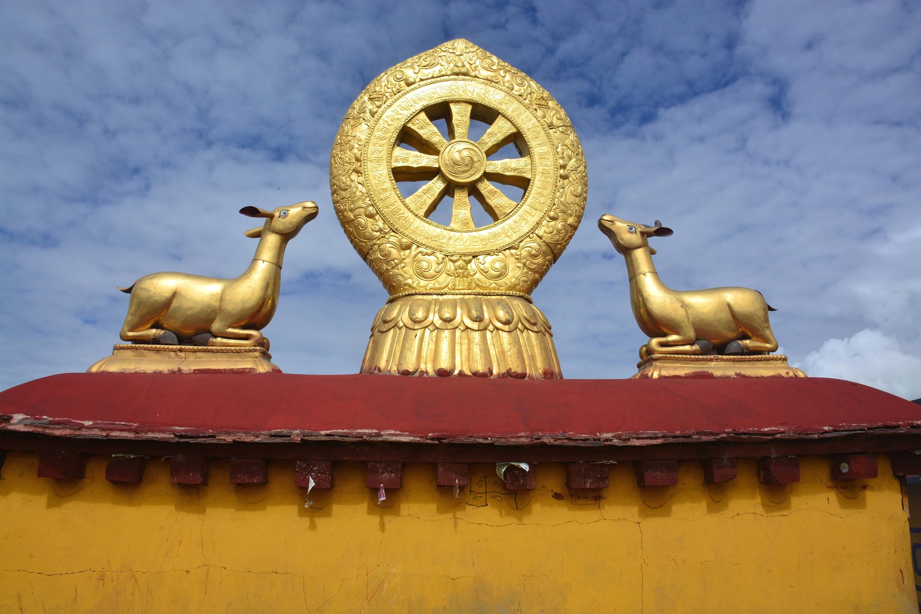 Taket på Jokhang pryds av utsmyckning i guld