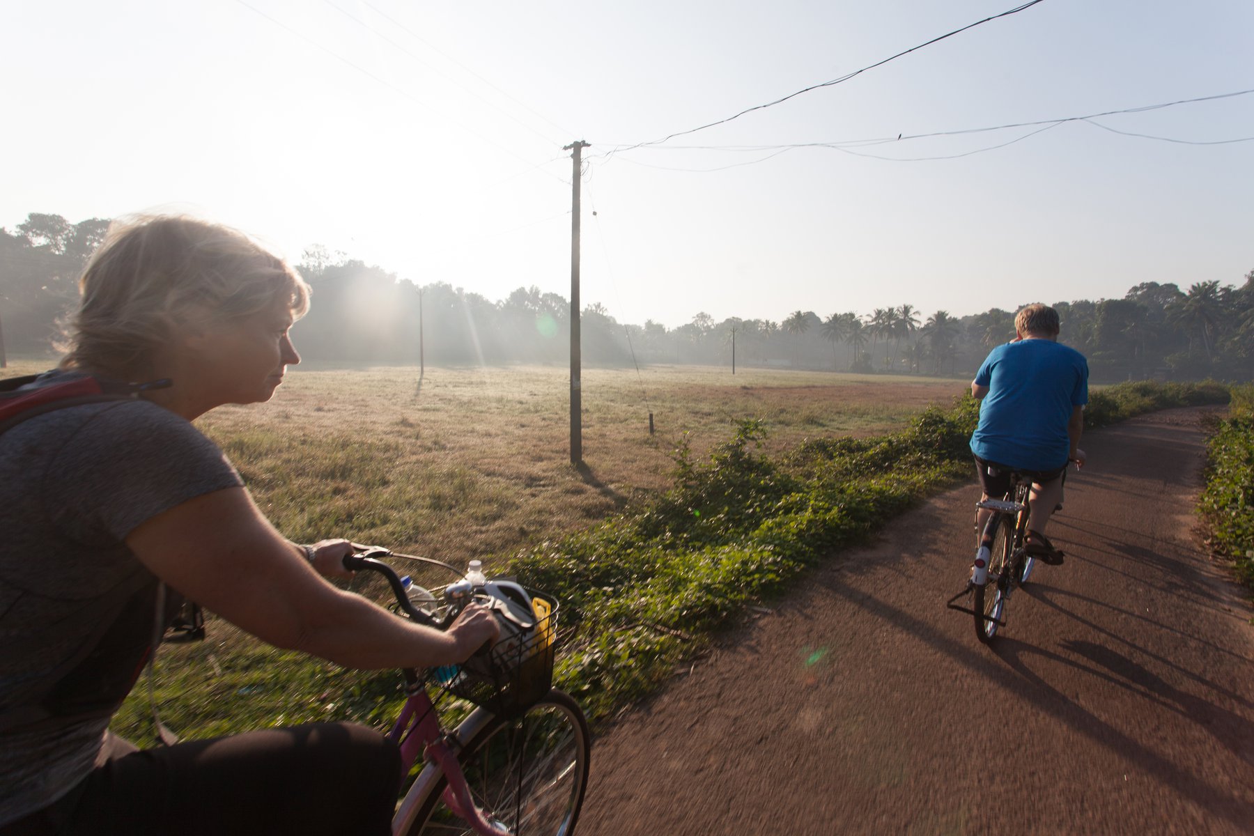 Cykling i gryningen. Njut av stillheten och naturens ljud