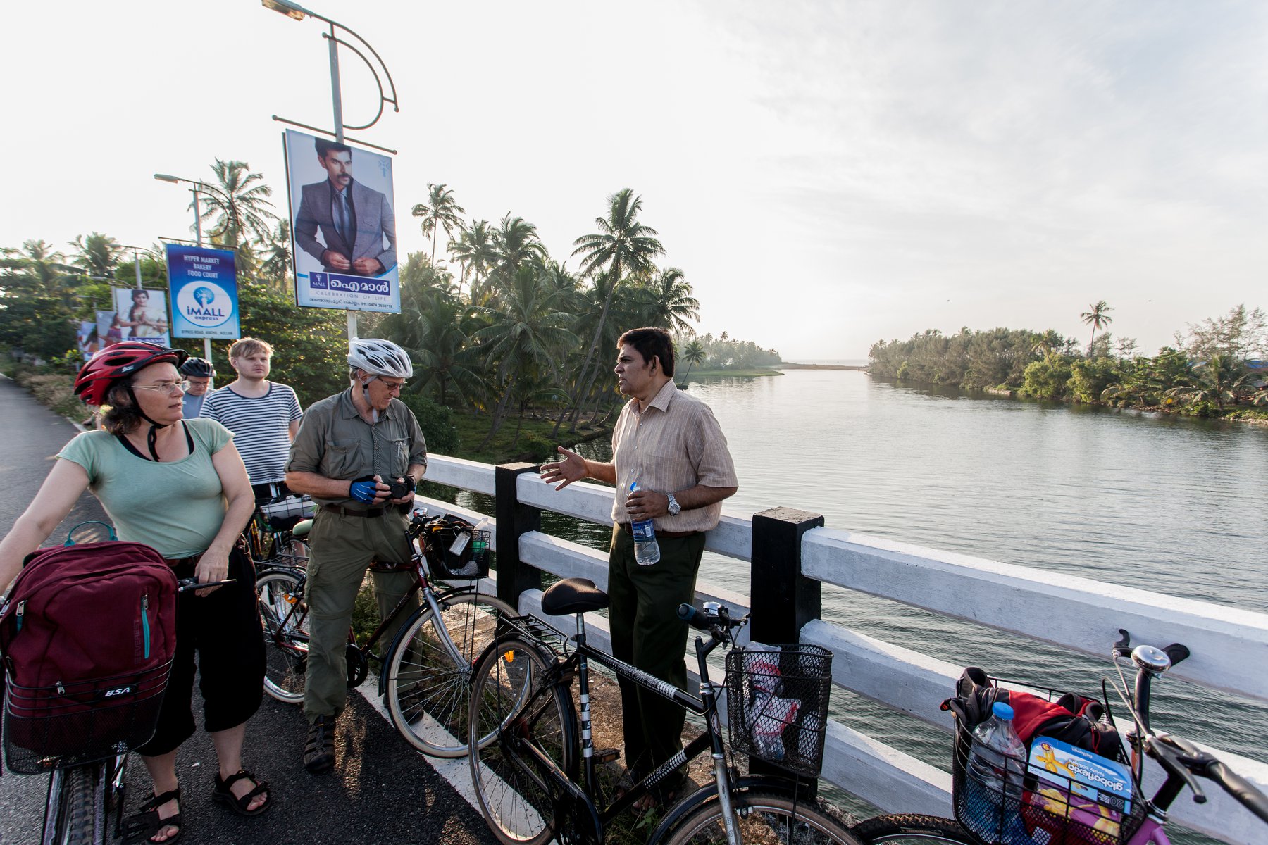 Rajiv ger information under ett vattenstopp vid backwaters