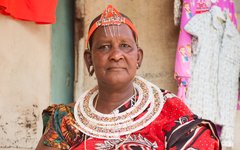 Vänlig kvinna på Kariakoo-marknad i Dar es-Salaam