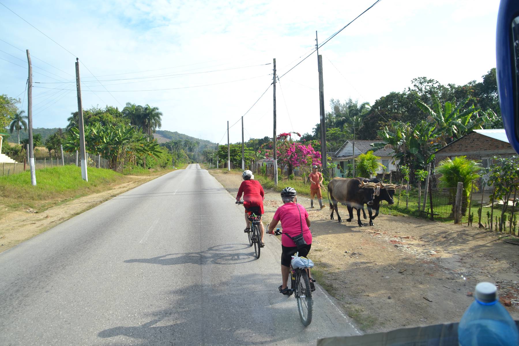 Cykling förbi byar