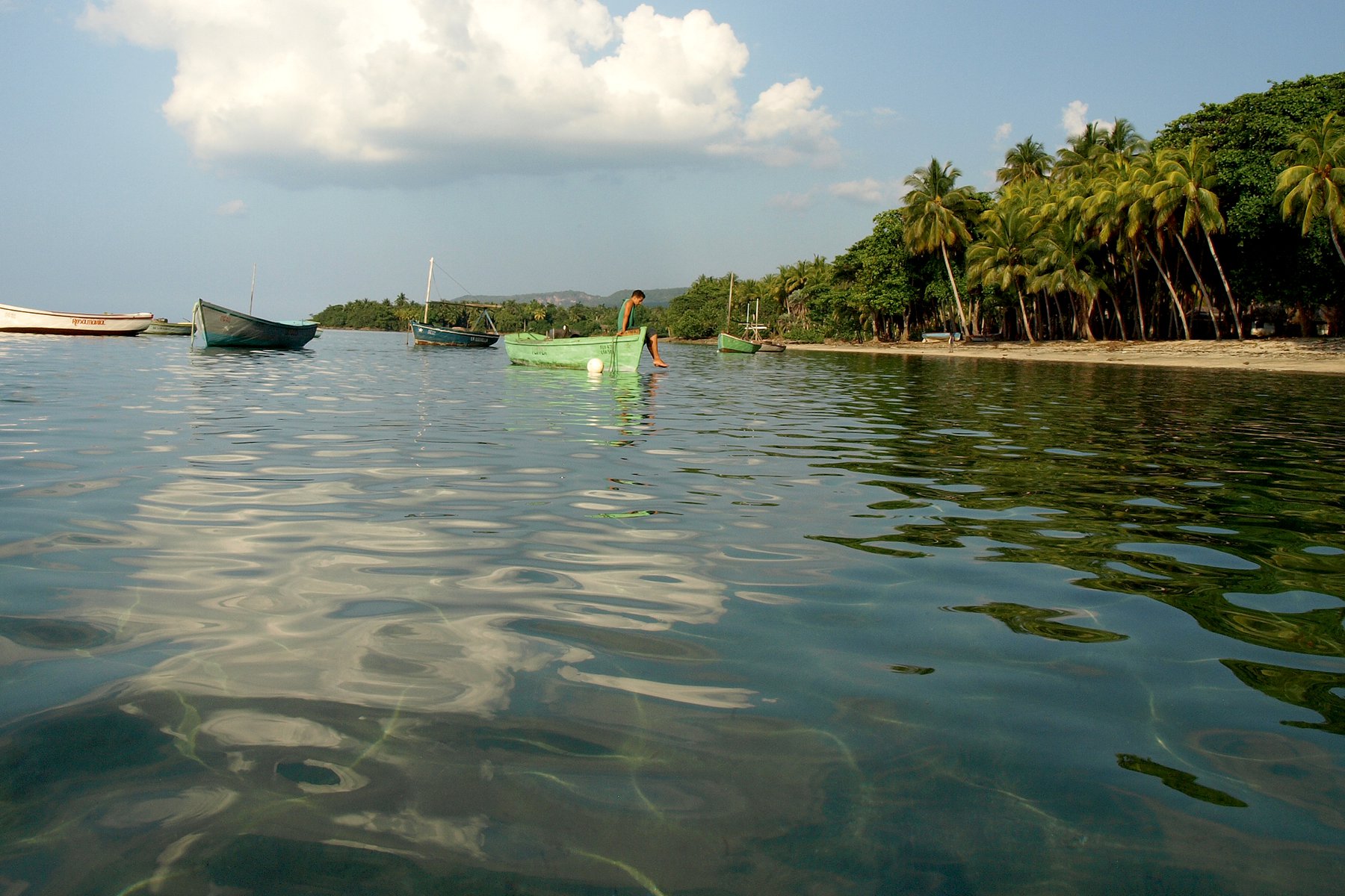 Fiskebåtar för ankar utanför Baracoa på östra Kuba