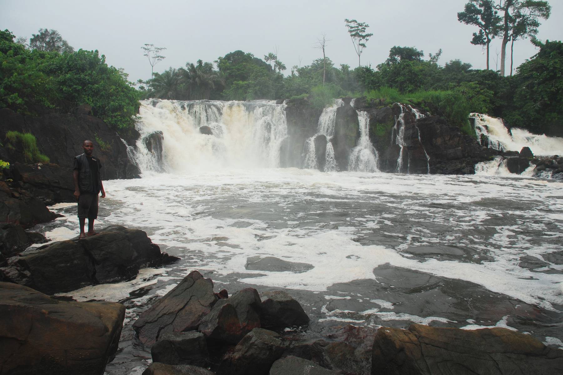 Vattenfall som faller rakt ner i havet, Kribi