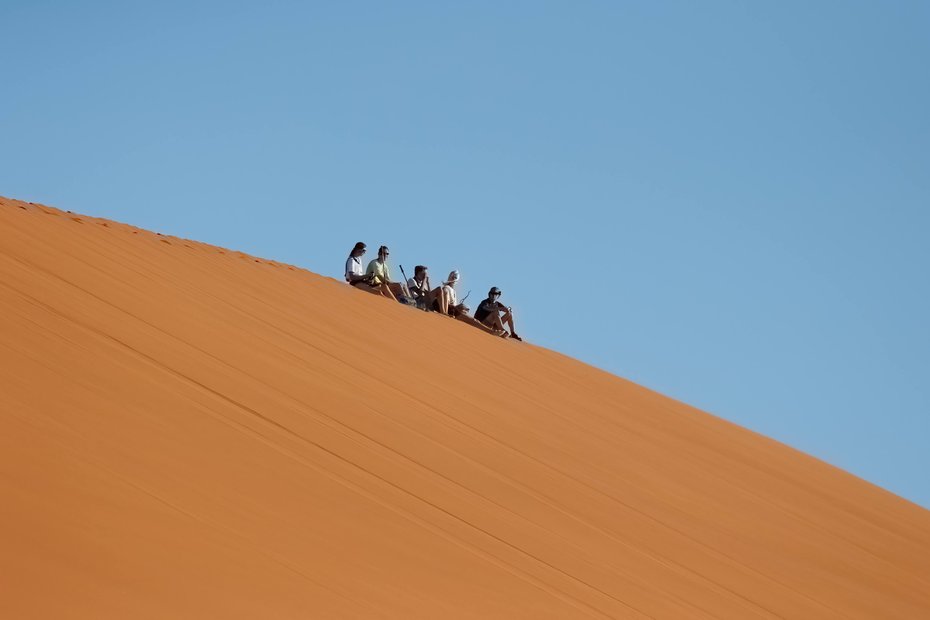 Uppe på världens största sanddyner i Sossusvlei. Foto: Tomas Rindå.