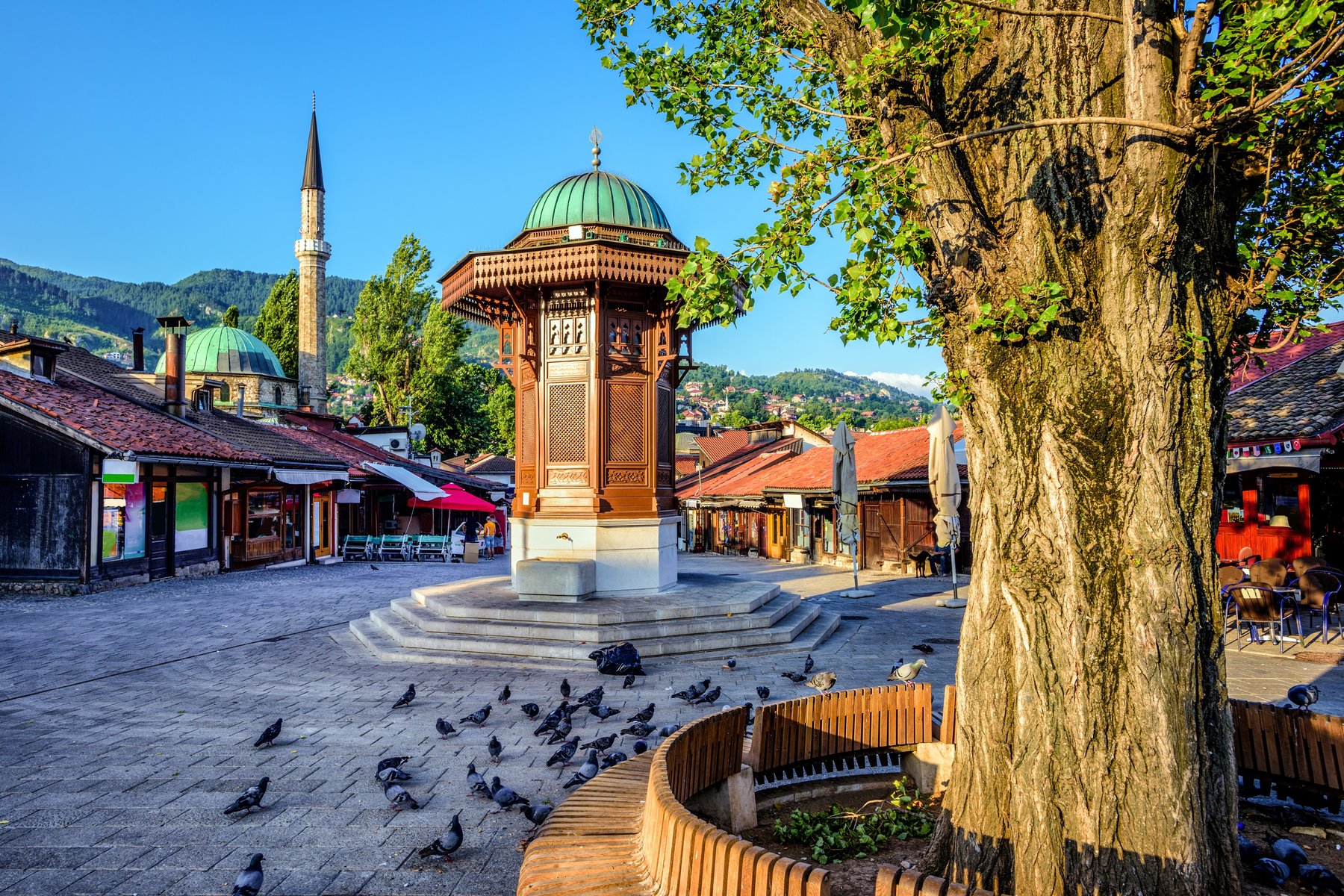 Den ottomanska Sebiljfontänen helt i trä belägen i Sarajevos gamla kvarter
