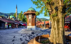 Den ottomanska Sebiljfontänen helt i trä belägen i Sarajevos gamla kvarter