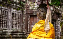 Gamla Buddhastatyer pryder ruinerna av det khmeriska templet Vat Phou