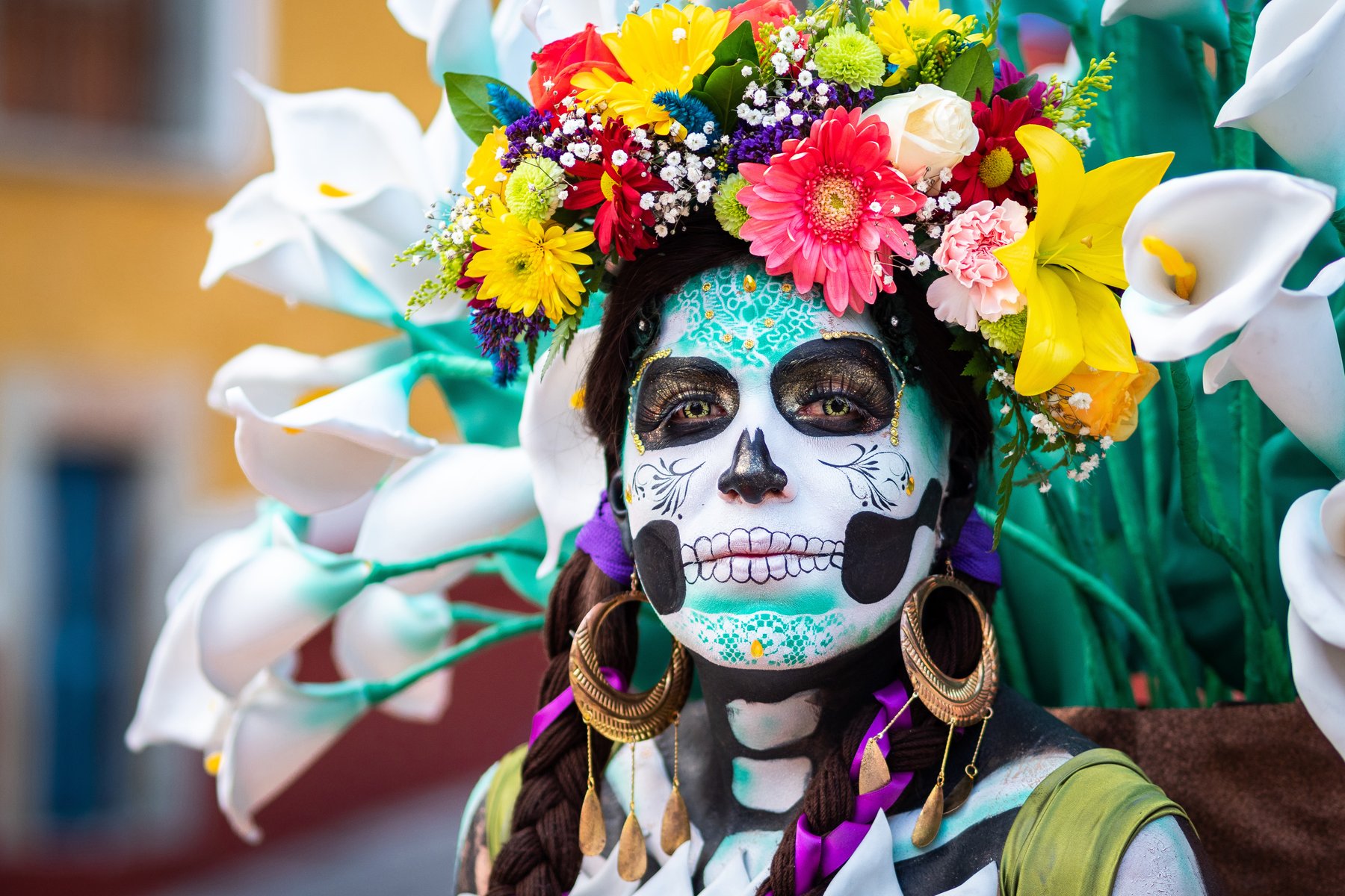 En kvinna i Día de los Muertos-kostym och dödskallesmink i Guanajuato, Mexiko