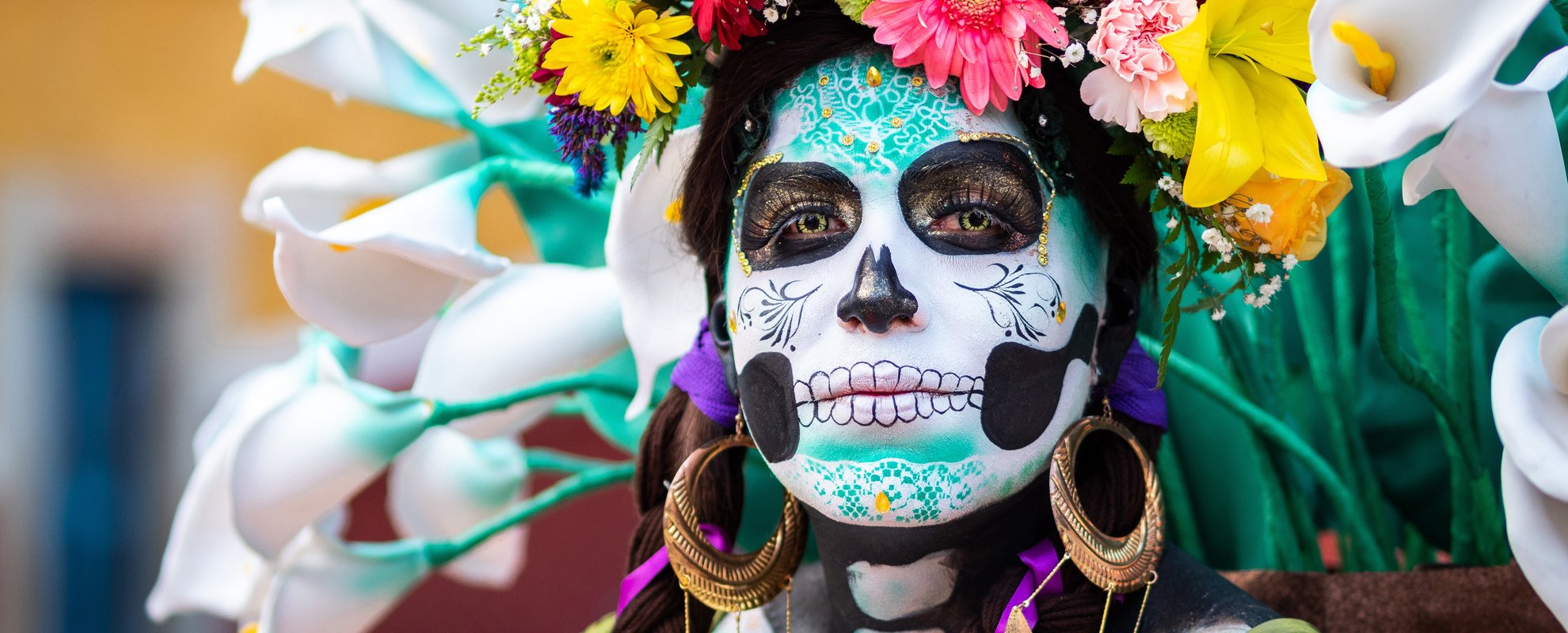 En kvinna i Día de los Muertos-kostym och dödskallesmink i Guanajuato, Mexiko