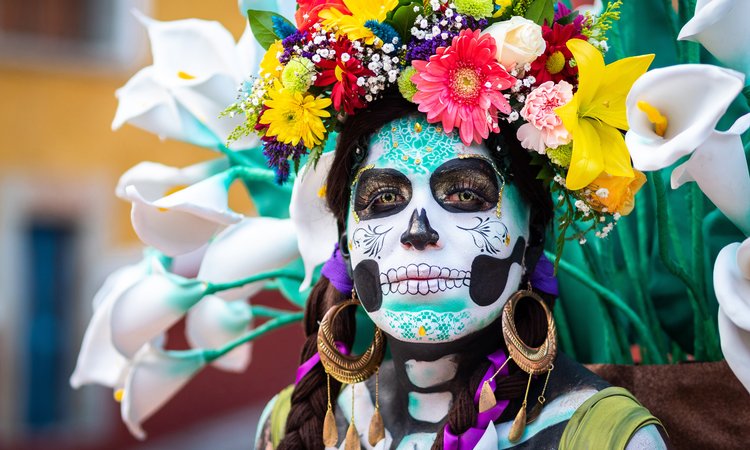 En kvinna i Día de los Muertos-kostym och dödskallesmink i Guanajuato, Mexiko