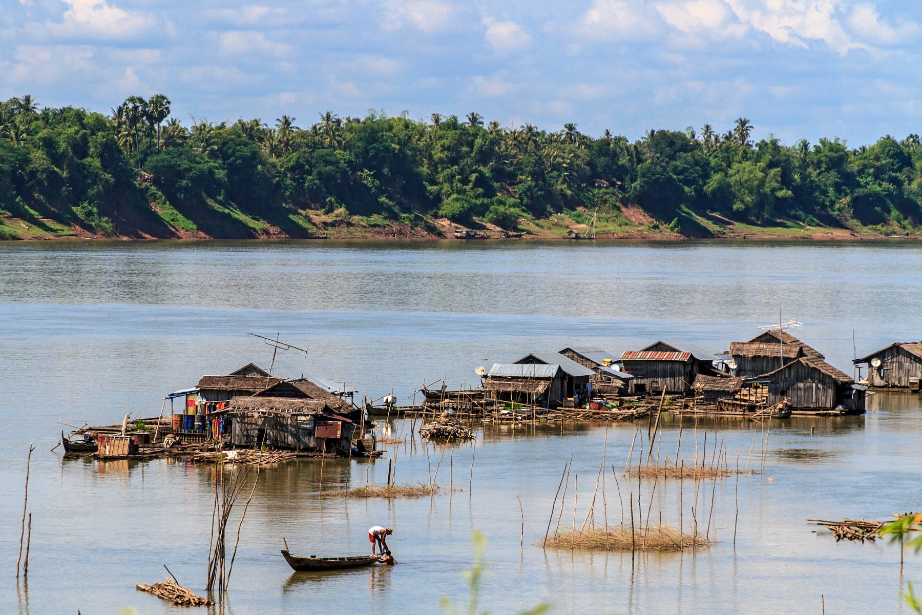 Du besöker en flytande vietnamesisk by i Kambodja