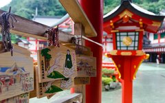 I Tsuwano utforskar du Taikodani Inari Shrine med dess imponerande rader av röda torii-portar som förmedlar en känsla av helighet och tradition.