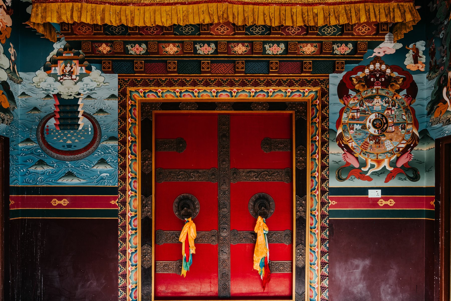 Du besöker många gamla buddhistkloster under vandringen