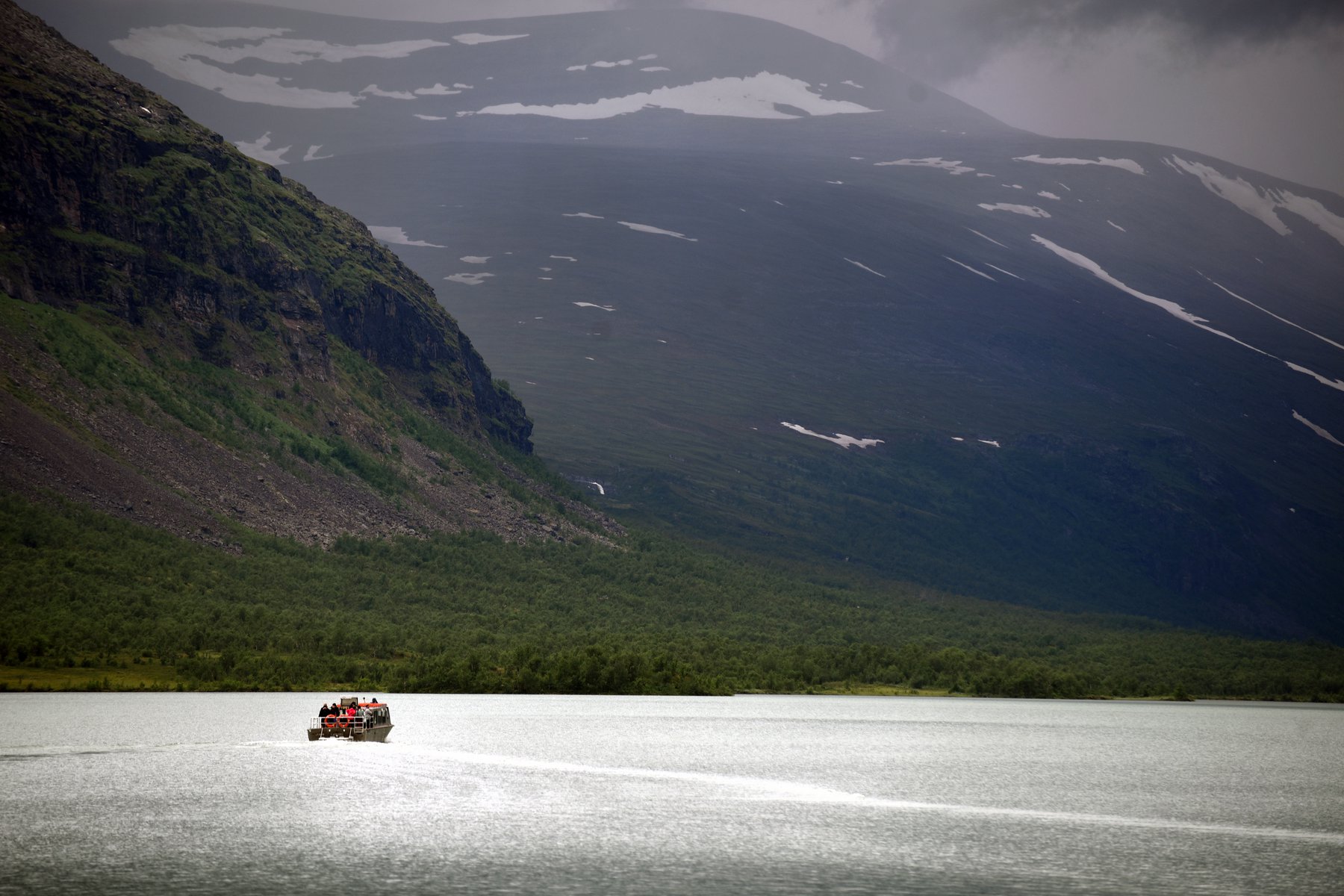 Du åker båt vid Kebnekaise och guidas av en samisk familj