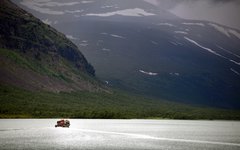 Du åker båt vid Kebnekaise och guidas av en samisk familj