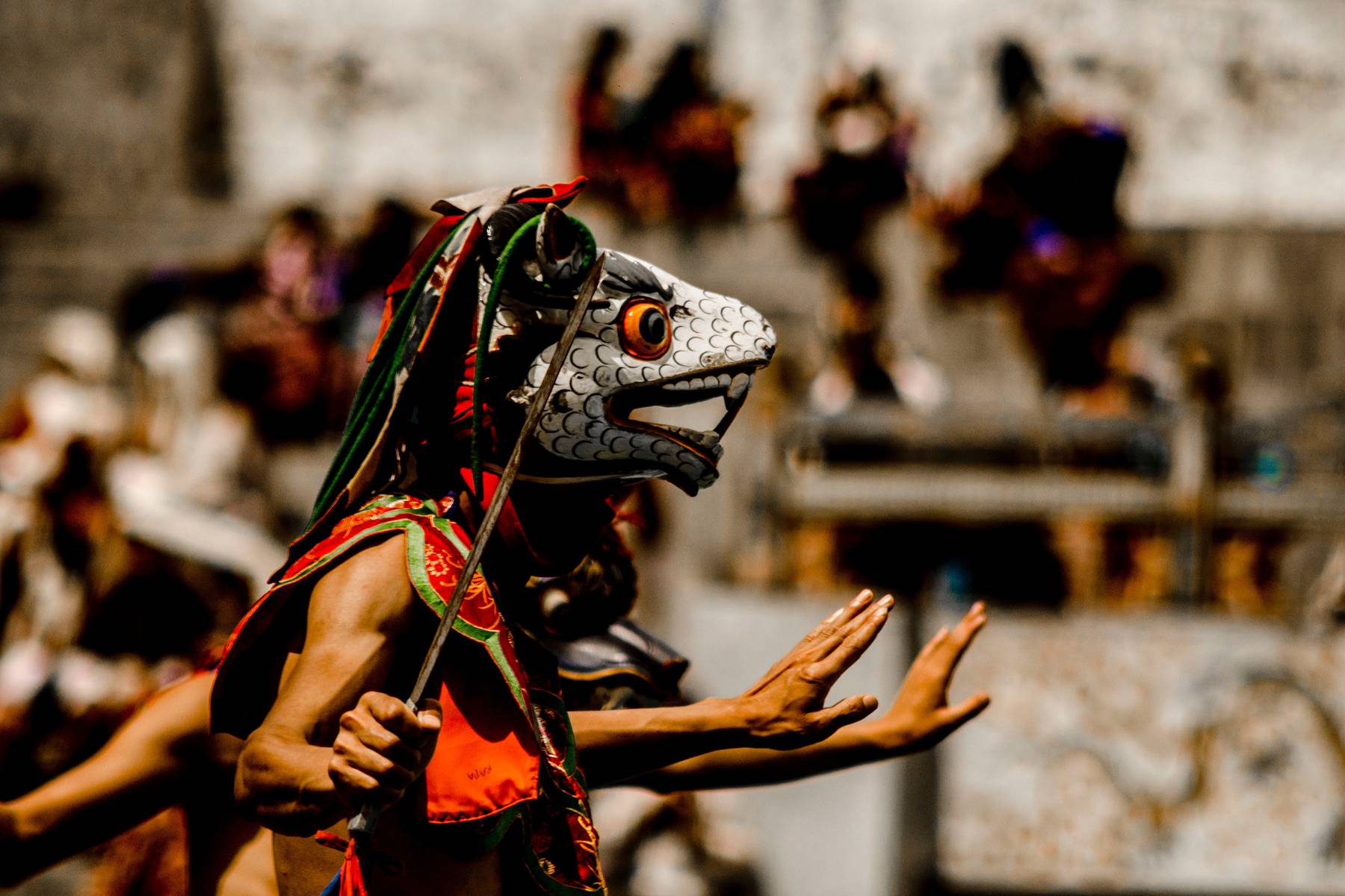 Du får kanske ta del av maskdans i Bhutan