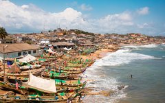 Den pittoreska Cape Coast med utsikt över Atlanten