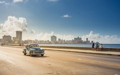 Du ser många retrobilar som kör längs El Malecon