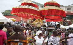 En av hövdingarna i en procession till durbar-området under Fetu Afahye-festivalen i Cape Coast