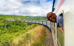 Resa Zambia och Tanzania - Hamisi på tåg.jpg