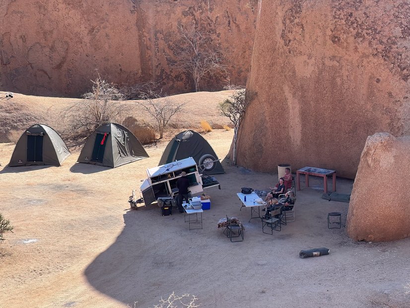 Frukost vid tälten i Spitzkoppe. Foto: Tomas Rindå.