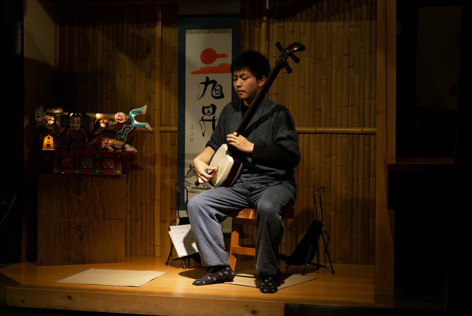 Ung man spelar shamisen