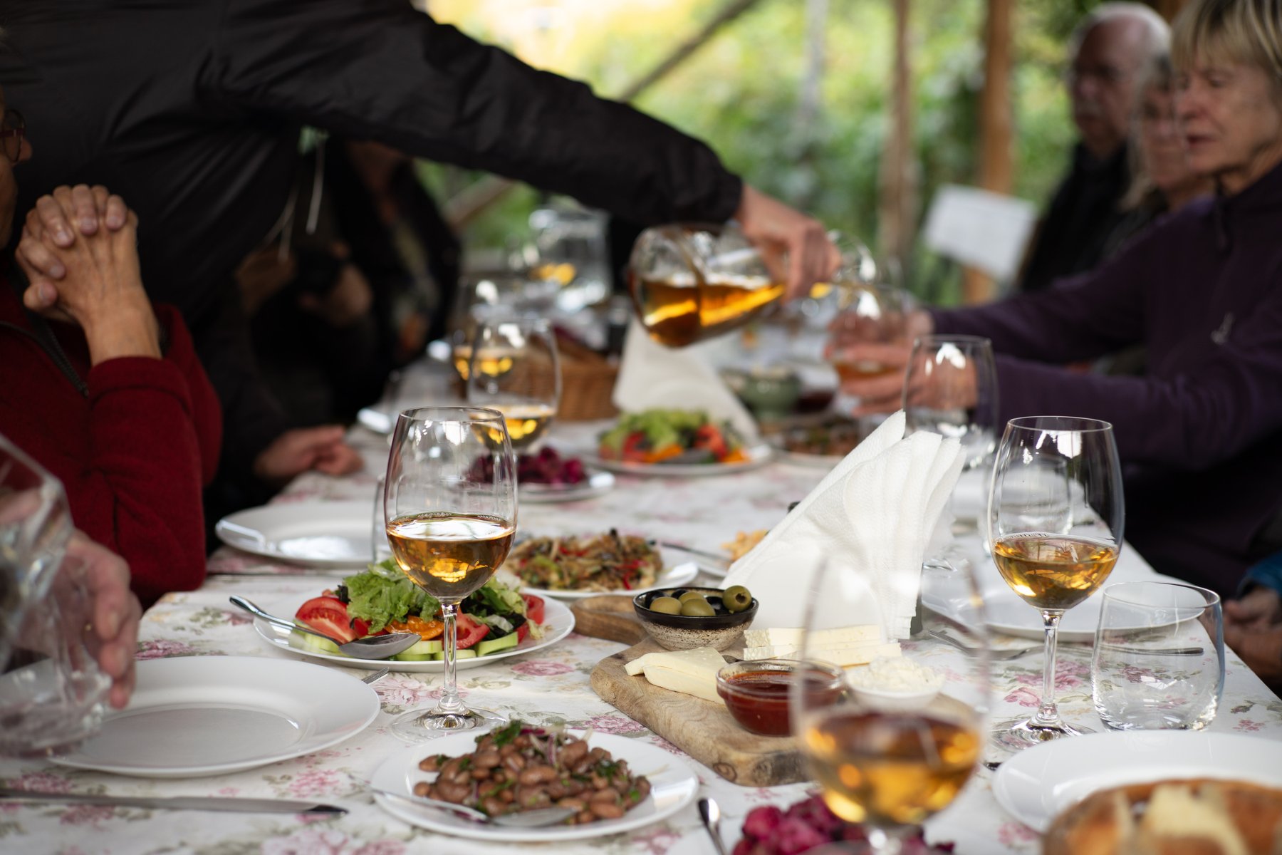 En av flera vinprovningar under denna resa