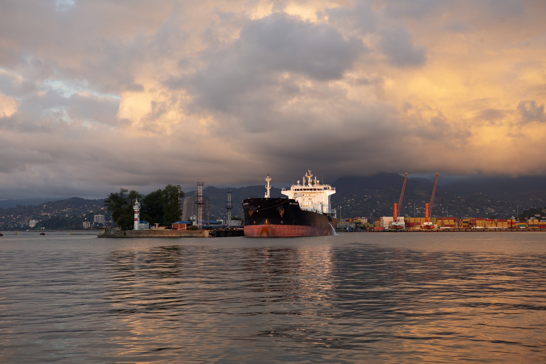 Solnedgång över hamnen i Batumi