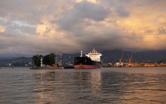 Solnedgång över hamnen i Batumi