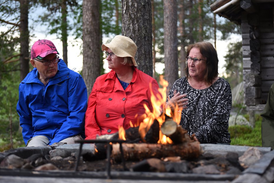 Lotta berättar för gruppen