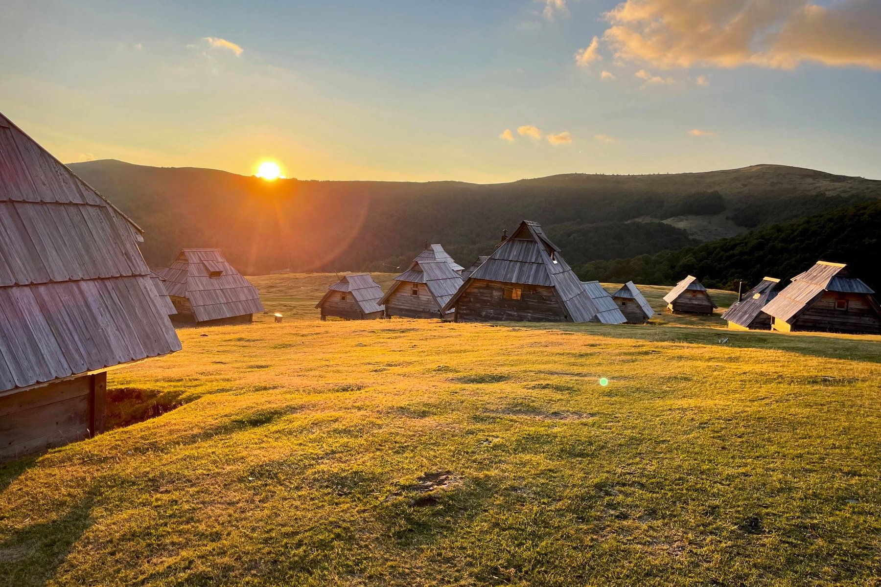 Du övernattar i en katun i Biogradska Gora nationalpark