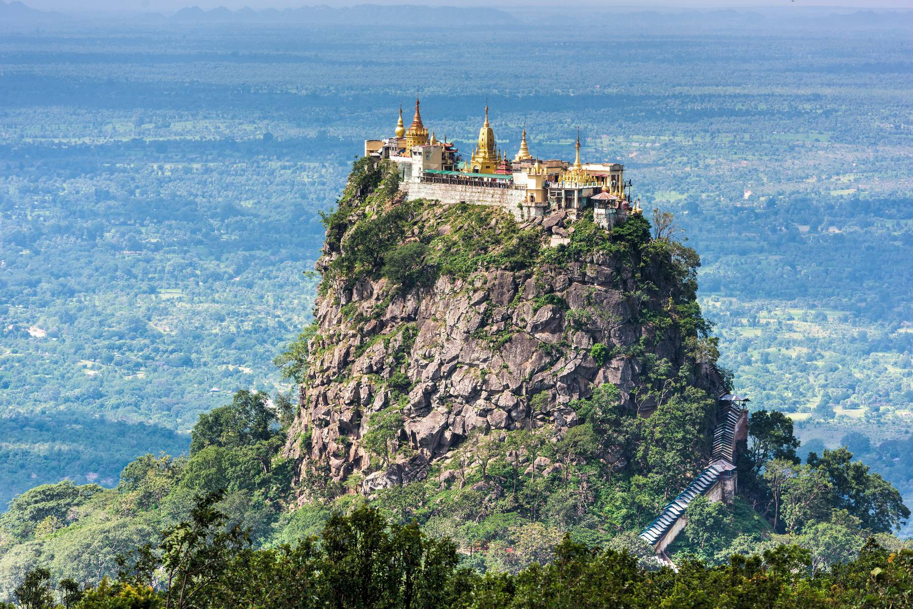 Mt Popa med sin spektakulärt placerade pagod