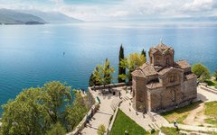 Kyrkan St. Johannes vid Kaneo är vackert belägen vid Ohridsjön
