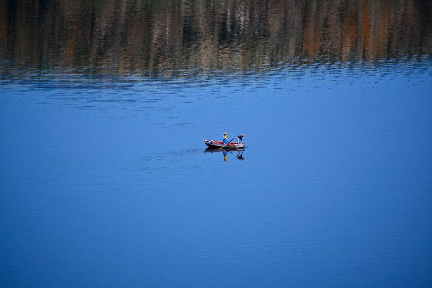 Fiskebåt på stilla vatten i Titicacasjön