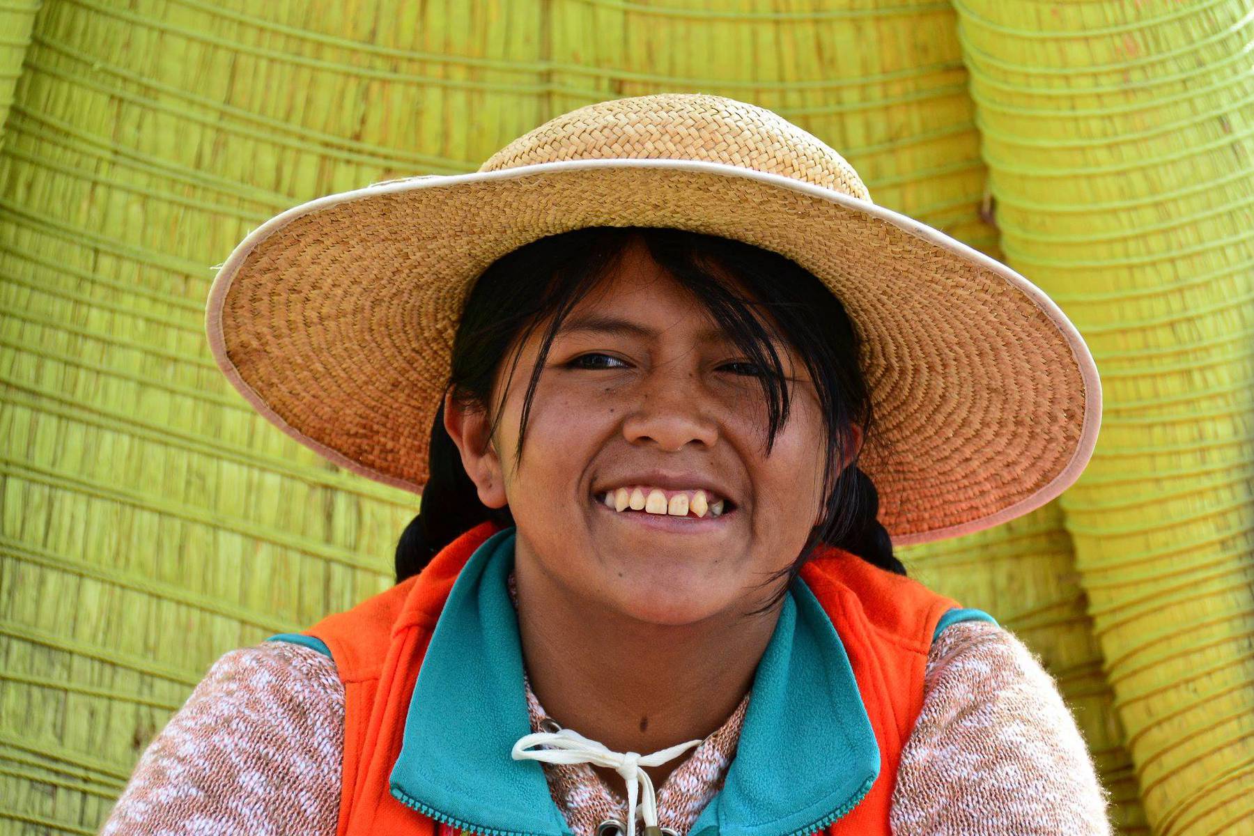 Flicka på en av vassöarna i Titicacasjön
