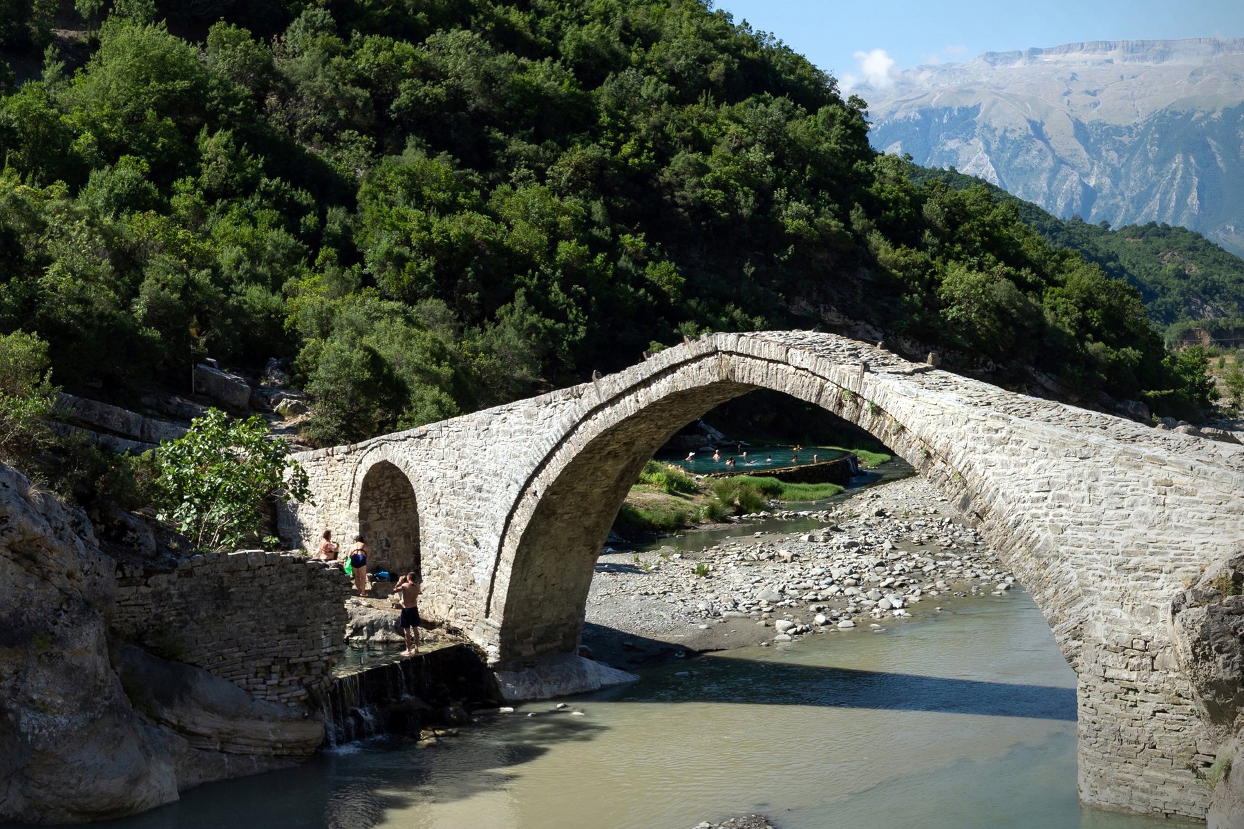 Varma källor och den ottomanska bron från 1700-talet