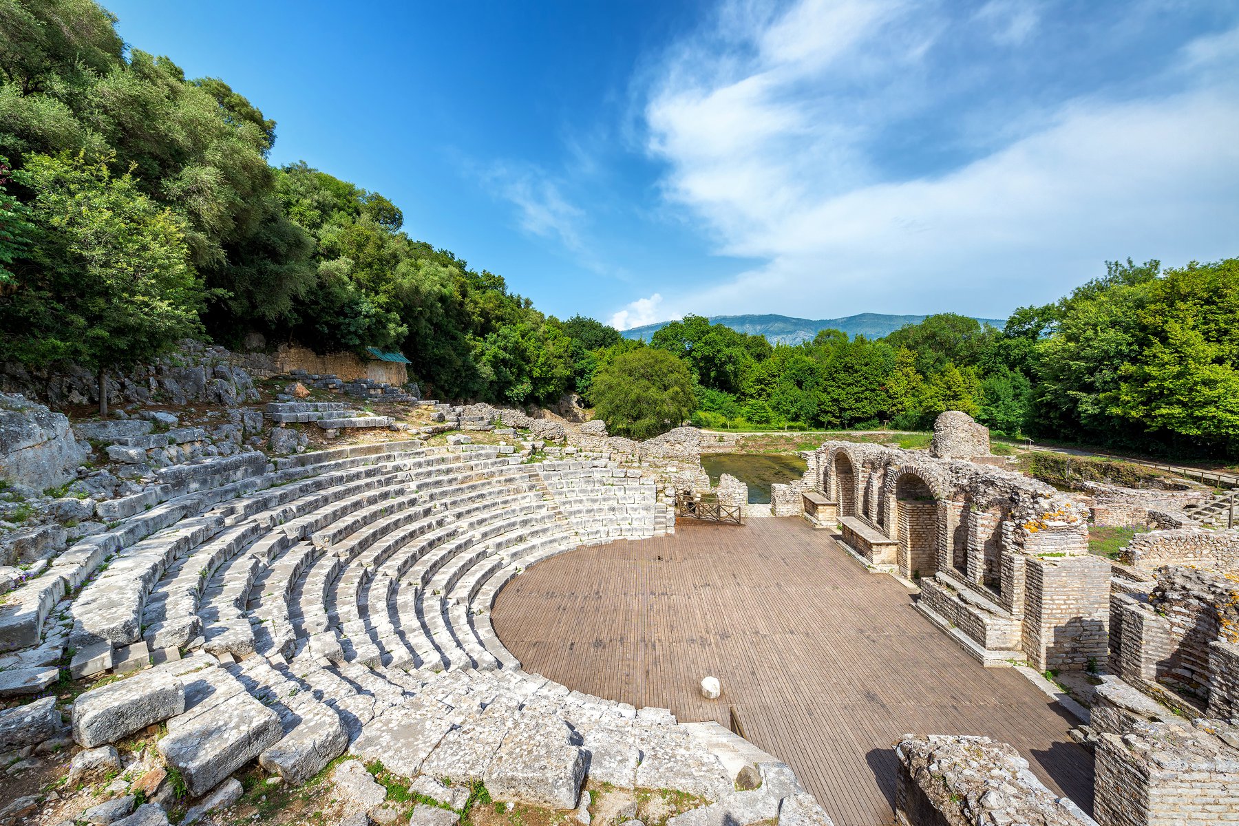 Du besöker romerska ruiner vid nationalparken Butrint