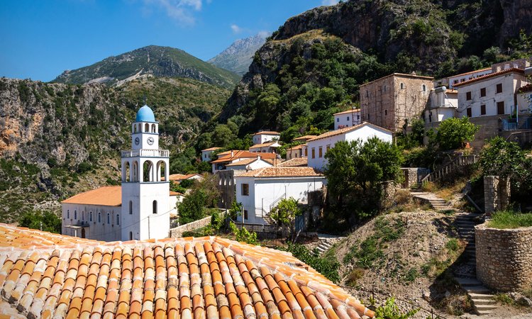 Du övernattar i staden Dhërmi med fantastisk utsikt över Joniska havet